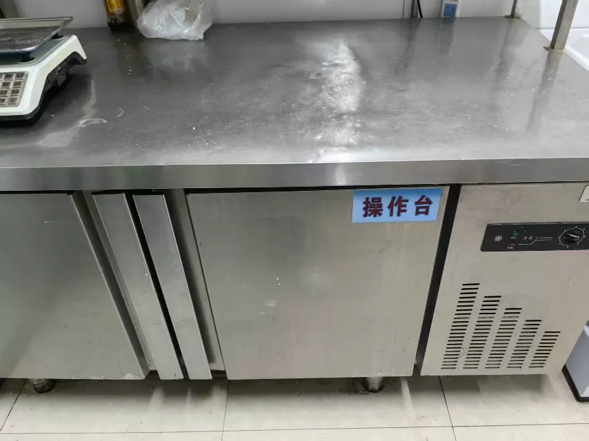 【糕点店操作台】商用不锈钢操作台，结实耐用，台面空间大，适合糕点店、餐饮店、厨房…