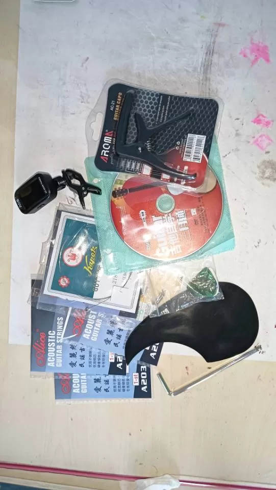 吉他九成新有教程，买吉他附加（替换琴弦＋变调夹＋自学光盘×2＋调音器＋拨片＋挡板…图片6