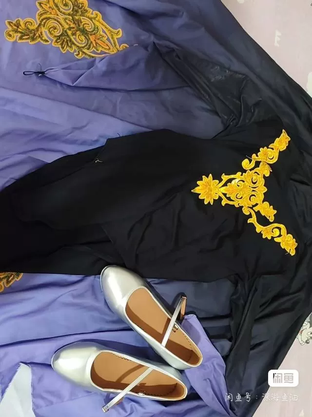维吾尔族舞蹈服，xl码，99新，带鞋38码带帽子，赠一对东北手绢。