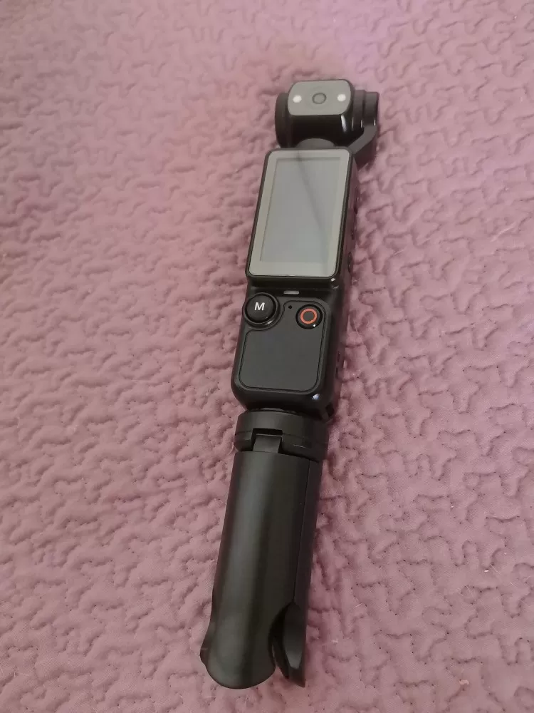 成色不错  几乎无划痕  有支架，充电线，握起来有质感，镜头可180度手动旋转。…图片4