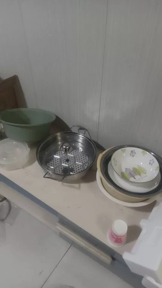 厨具用品，锅碗瓢盆电磁炉，七八成新，外加桌子凳子一起打包，有需要的可以联系。价格…
