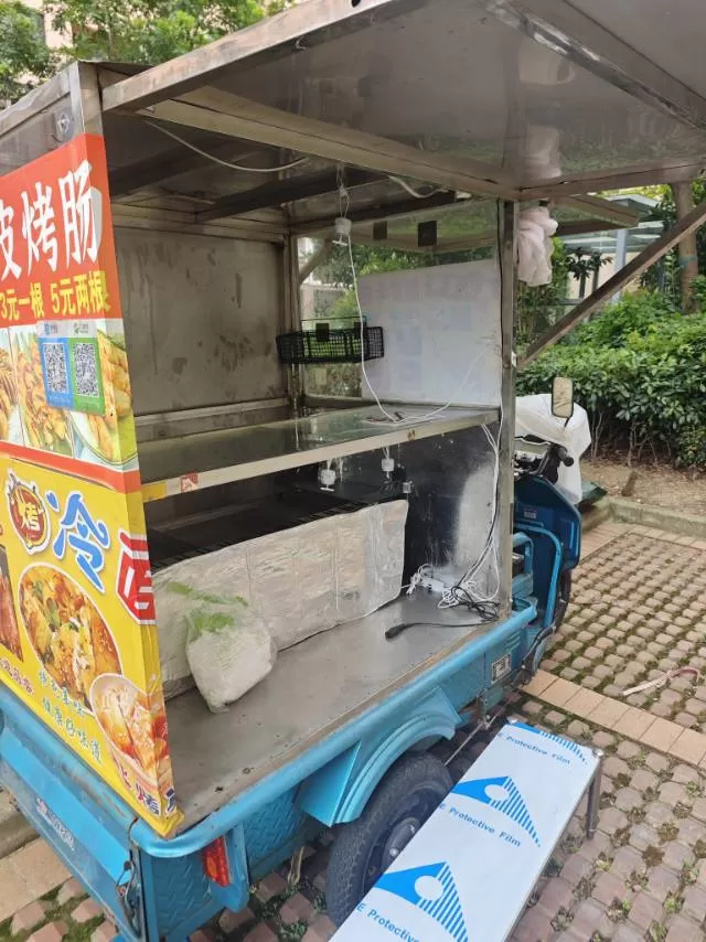 早餐三轮车可以做凉皮凉面，凉菜，铁板油锅都可以，5个电瓶新的，不锈钢棚子两边都是…图片2