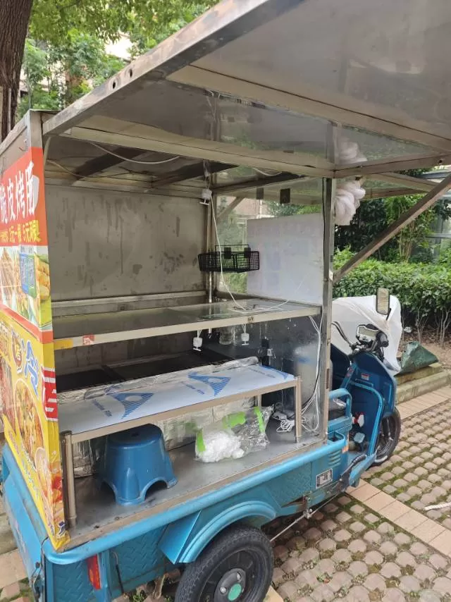 早餐三轮车可以做凉皮凉面，凉菜，铁板油锅都可以，5个电瓶新的，不锈钢棚子两边都是…