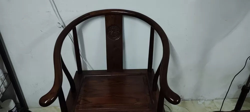 办公实木家具一套，带隐藏式茶盘，一张太师椅，加四张高位座椅，冬天还有配套坐垫，有…