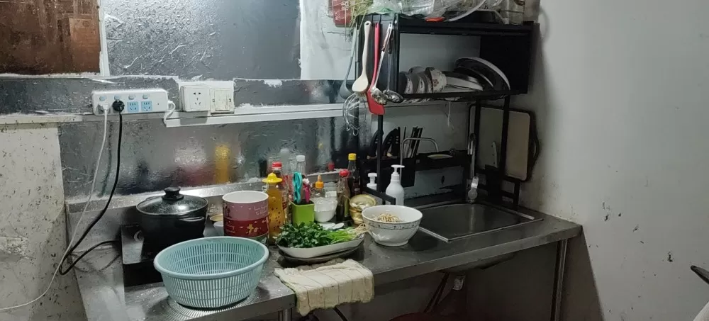厨房不锈钢台面操作台，适合小店铺或者会所使用，规格180*80*90、买操作台送…