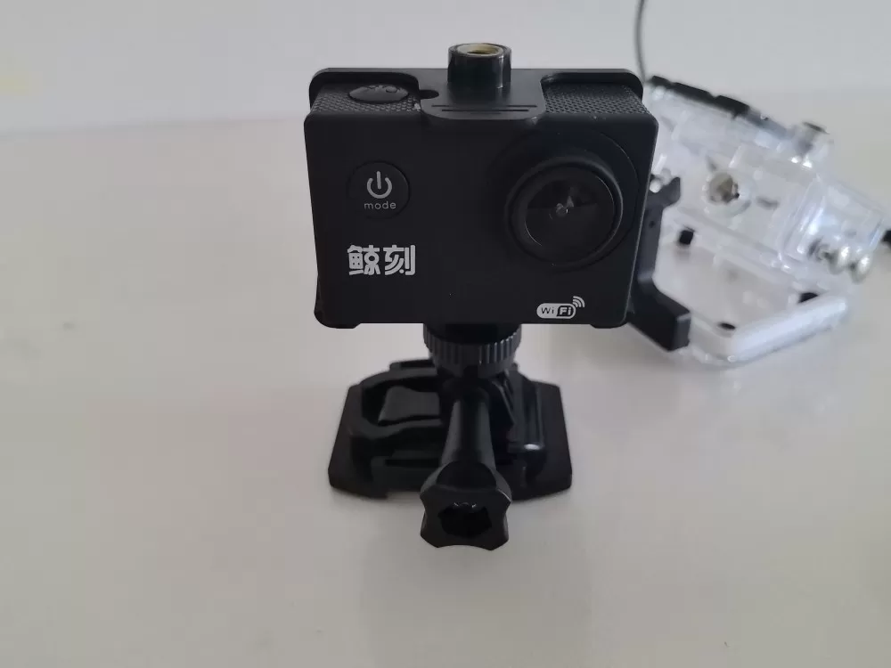 最高有4K画质 可以连拍  99新   在保护壳和支架  可以潜水时也能使用（安…图片4