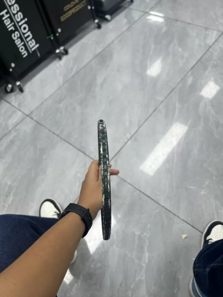 李宁雷霆小钢炮羽毛球拍，无修无裂，拍框无变形。整体外观成色较差，拍框多处大面积掉…