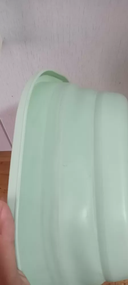 全新未使用的折叠盆，有几处小划痕，材质如图二