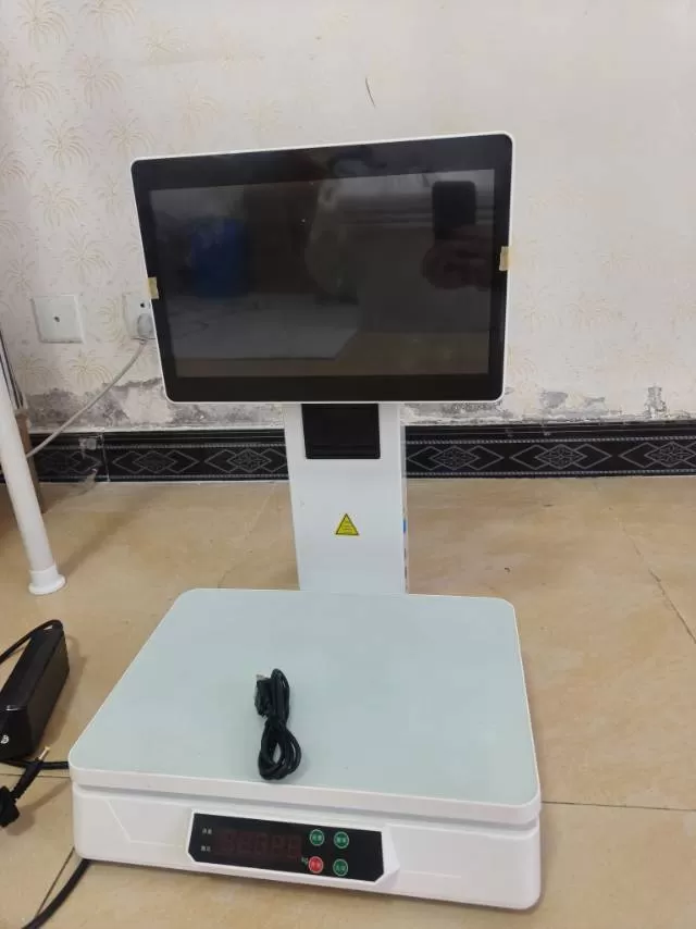 全新收银机，买的时候1300现在半价出售，有议者电联