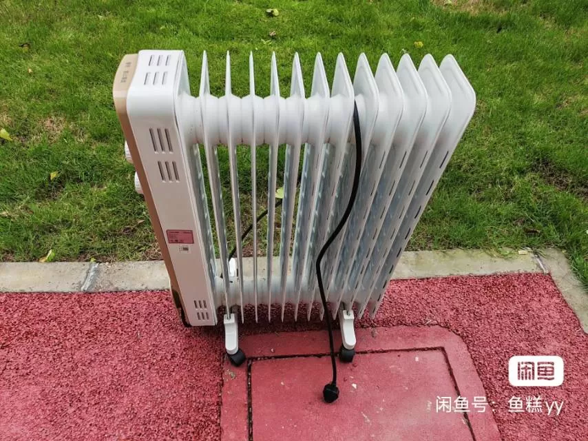 8成新美的取暖器，家用油汀，白金色，带轮子，移动方便成色还可以，有点缝隙使用痕迹…图片2