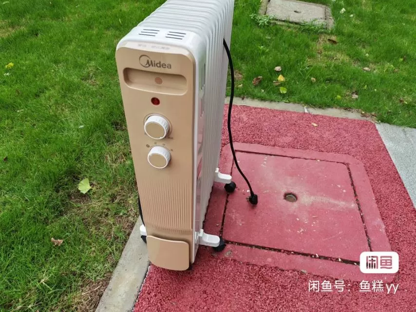 8成新美的取暖器，家用油汀，白金色，带轮子，移动方便成色还可以，有点缝隙使用痕迹…图片3