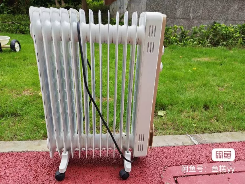8成新美的取暖器，家用油汀，白金色，带轮子，移动方便成色还可以，有点缝隙使用痕迹…图片4