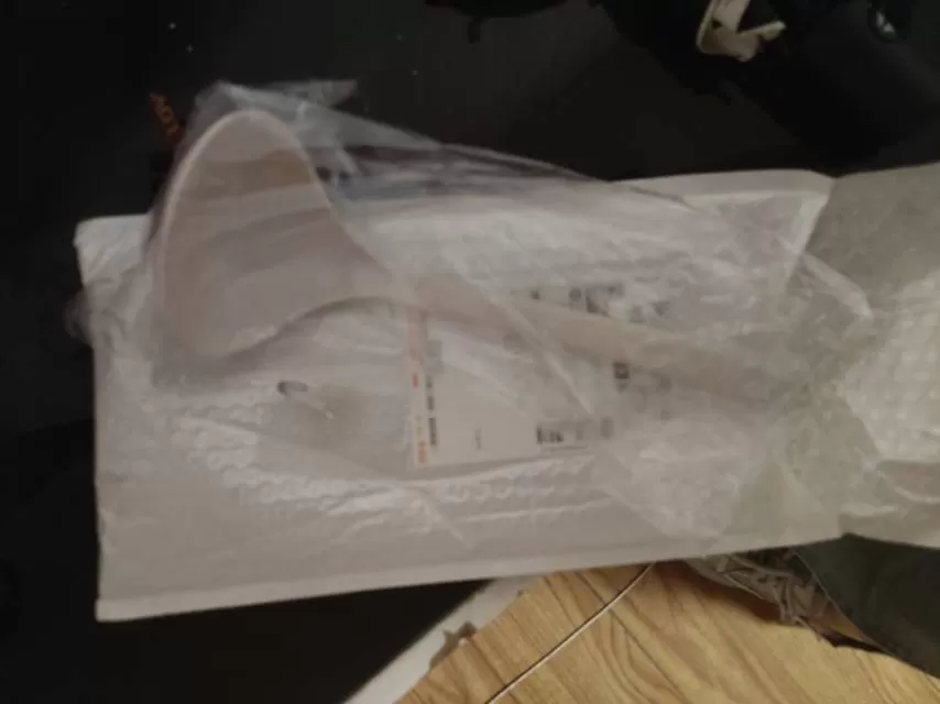 锅超市买的，打开试了一下电，还有一个勺子带挂钩，2个碗，勺子碗都是新买没用过，因…