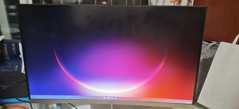 一个显示器 75hz 1080p 24寸 上面暗不知道为啥便宜卖了