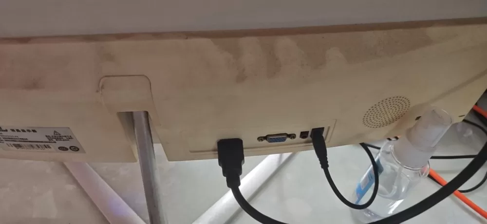 一个显示器 75hz 1080p 24寸 上面暗不知道为啥便宜卖了图片2