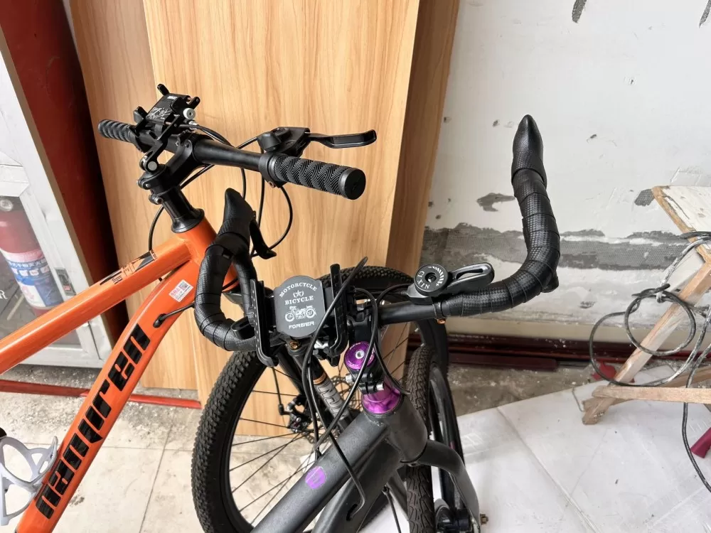 两辆山地车，橙色和黑色，铝合金车架，27.5寸轮组，变速顺畅，刹车灵敏，适合通勤…图片3
