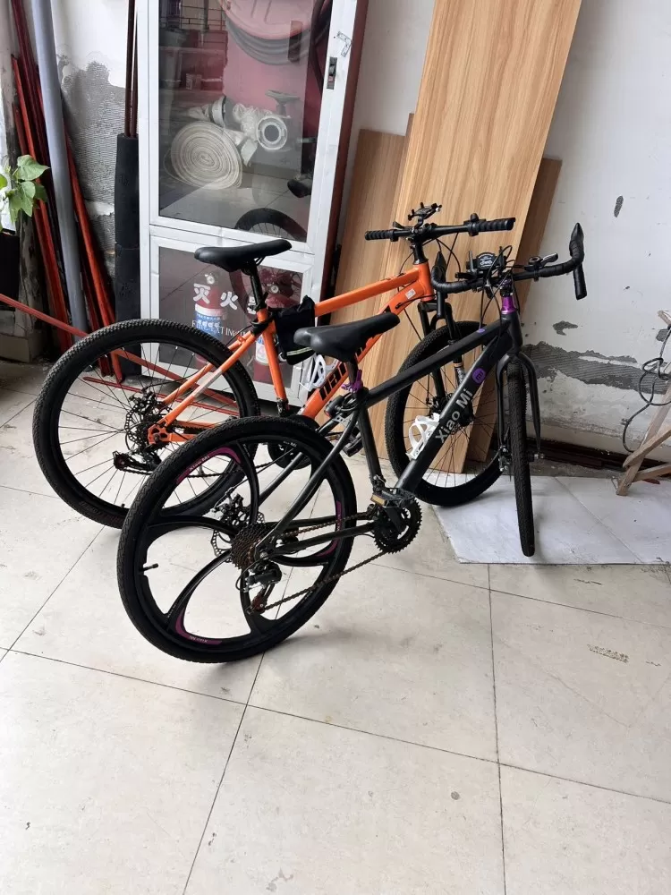 两辆山地车，橙色和黑色，铝合金车架，27.5寸轮组，变速顺畅，刹车灵敏，适合通勤…图片2