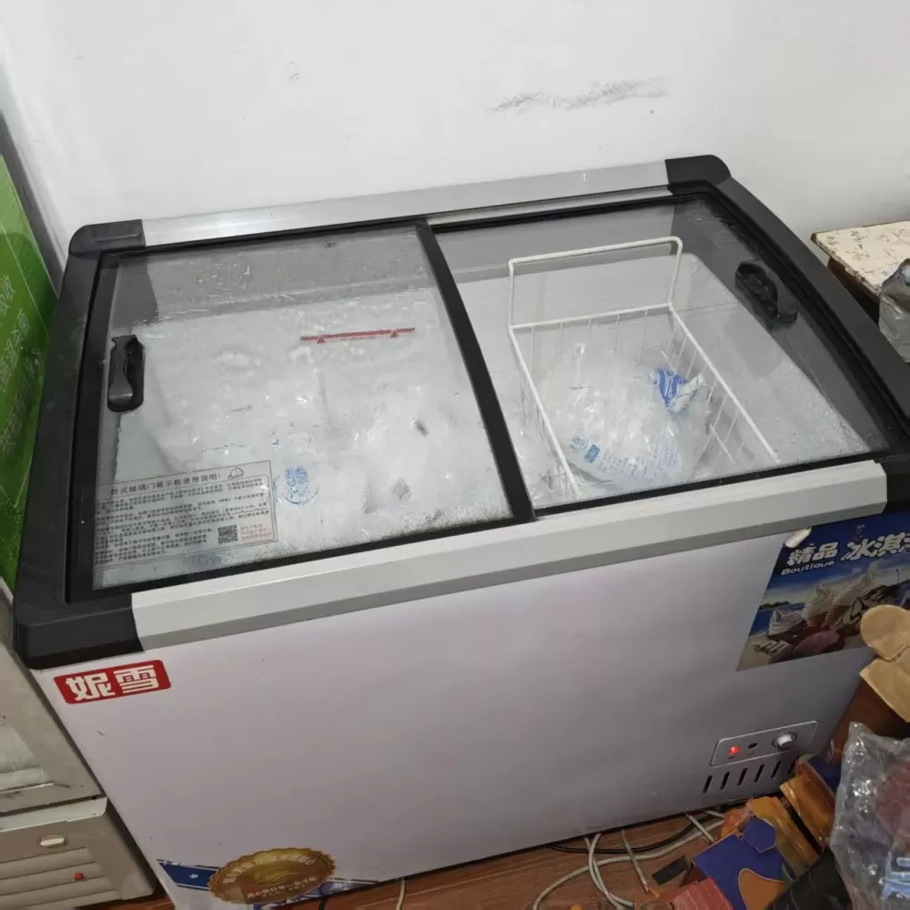 妮雪冰柜，卧式玻璃门，空间大，制冷效果好，插电即用，功能正常。成色还可以，有点使…图片2