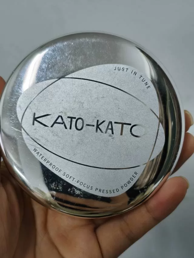 kato粉饼13.5克，用过一段时间，余量如图，保质期到28年