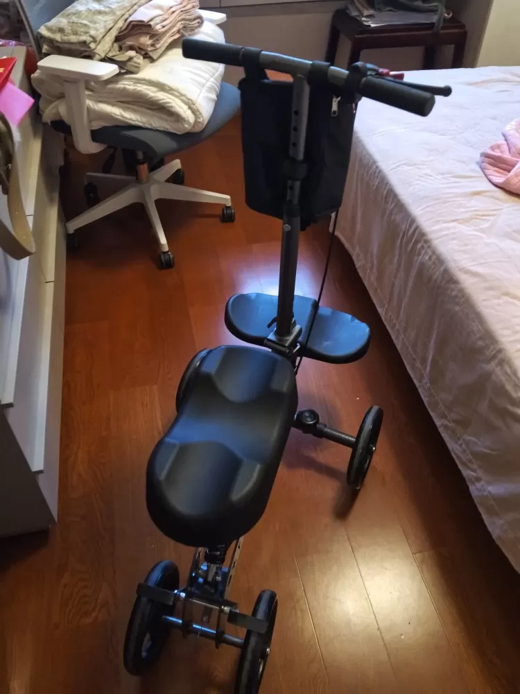骨折助行车四轮带座椅骨折康复用助行车，四轮设计带软垫座椅和脚踏板，扶手可调高度，…图片3