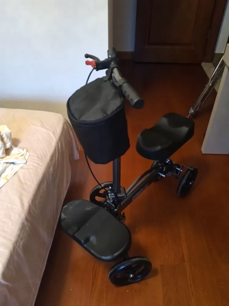 骨折助行车四轮带座椅骨折康复用助行车，四轮设计带软垫座椅和脚踏板，扶手可调高度，…