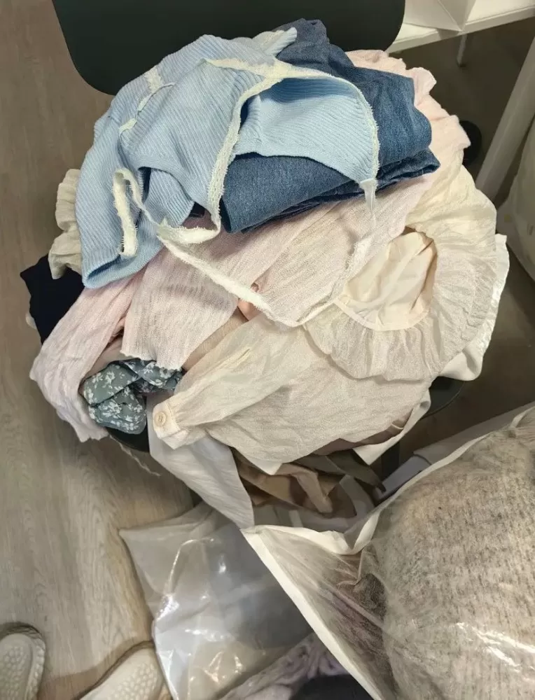 大学女石舍搬宿舍衣服太多带不走，丢了可惜！发三斤左右包邮，总数发6件。个别瑕疵，…图片2