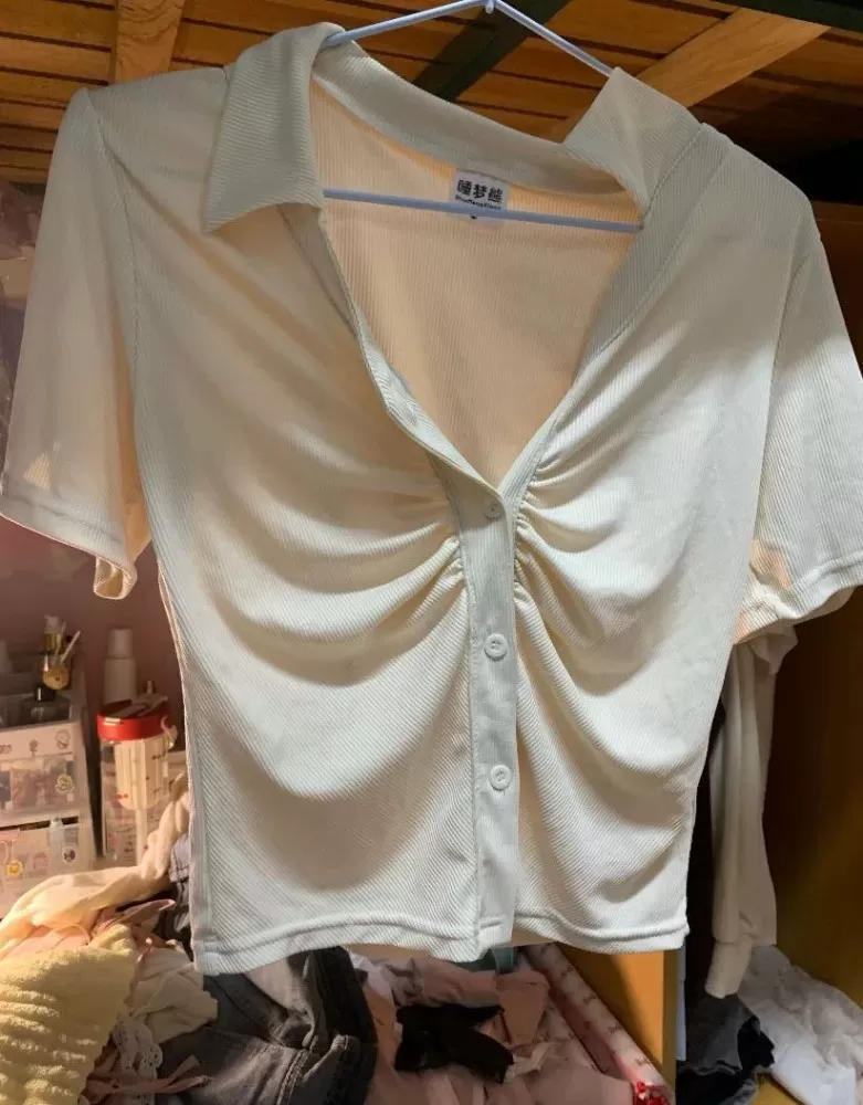 大学女石舍搬宿舍衣服太多带不走，丢了可惜！发三斤左右包邮，总数发6件。个别瑕疵，…