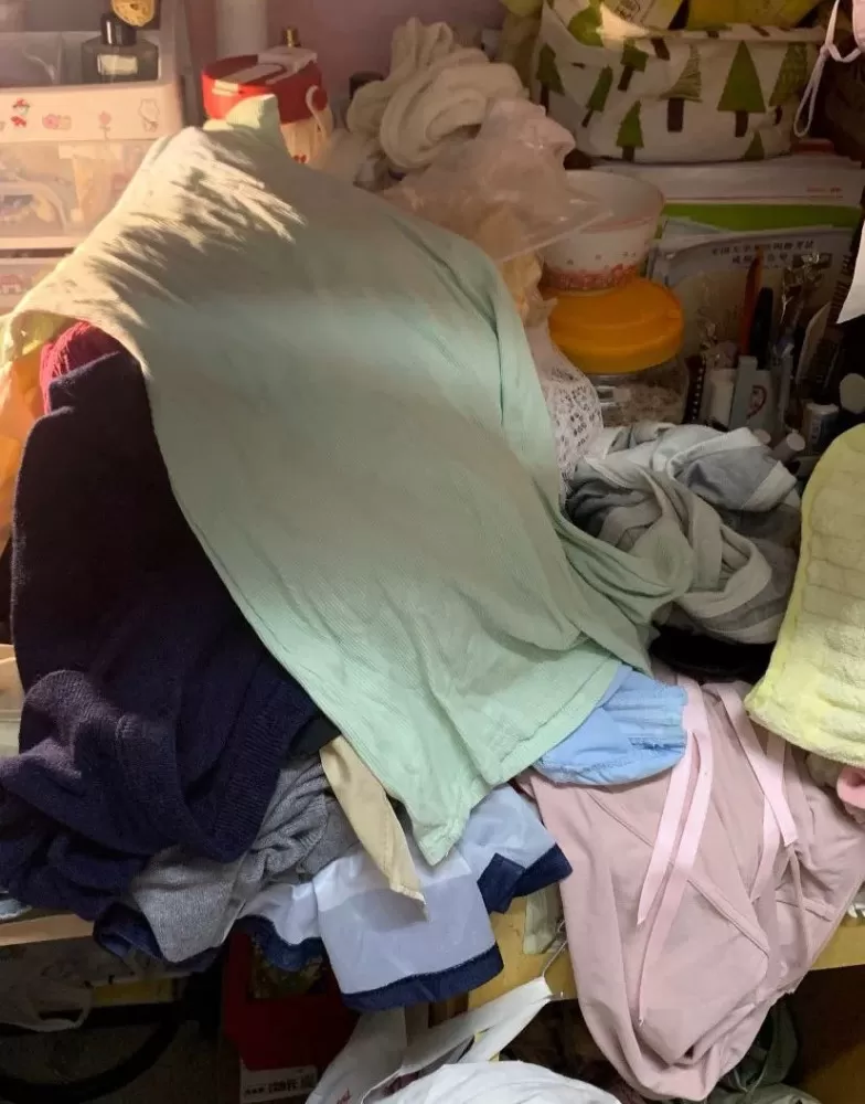 大学女石舍搬宿舍衣服太多带不走，丢了可惜！发三斤左右包邮，总数发6件。个别瑕疵，…图片4