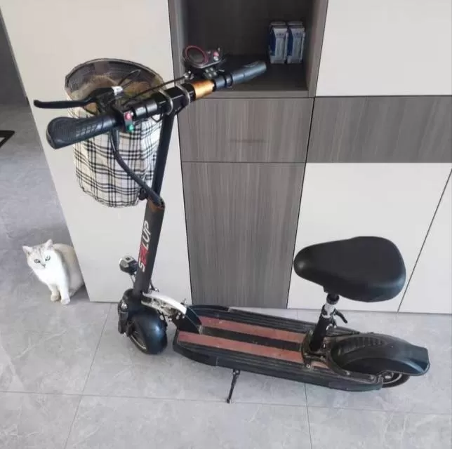 希洛普电动滑板车，带筐和座椅，续航10-15㎞，原装充电器和遥控都在