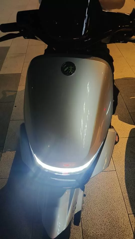 准新车，银灰色，有牌有电池，轮胎130的，续航50公里以上，速度不快最高50，就…