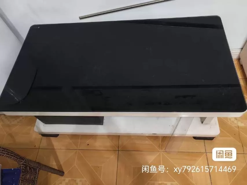 家用钢化玻璃面茶几，尺寸：长110cm，宽58cm，高40cm黑白配色，上层黑色…