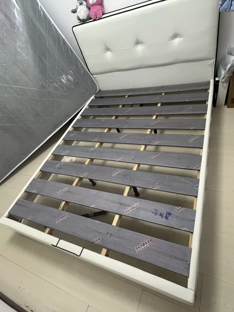 床1.5✖️2.0静音实木床板，意式极简风格，全新未用，结构结实，适合主卧、出租…
