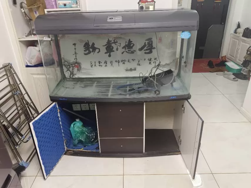 嘉宝牌鱼缸。长1.2m宽不到50高一米二。带柜子。柜子里有电源。直接接就行。上门…图片4