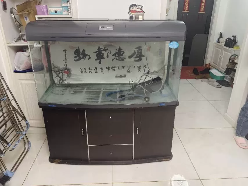 嘉宝牌鱼缸。长1.2m宽不到50高一米二。带柜子。柜子里有电源。直接接就行。上门…