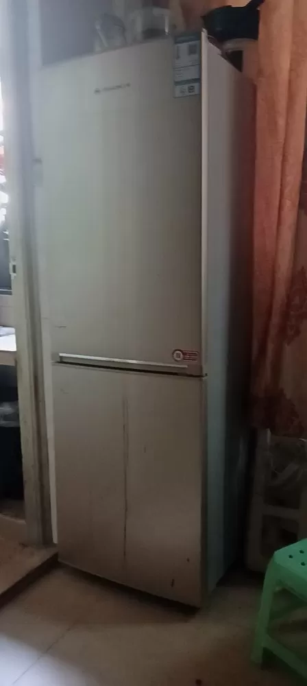 外观完整。，里面有一个盒子，有一个缺口。。