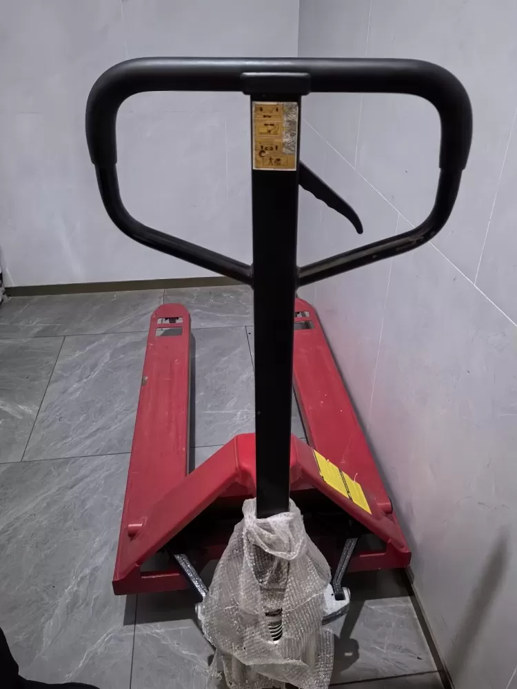 全新手动液压地牛，红色货叉，宽腿设计，承重力强，液压升降正常…