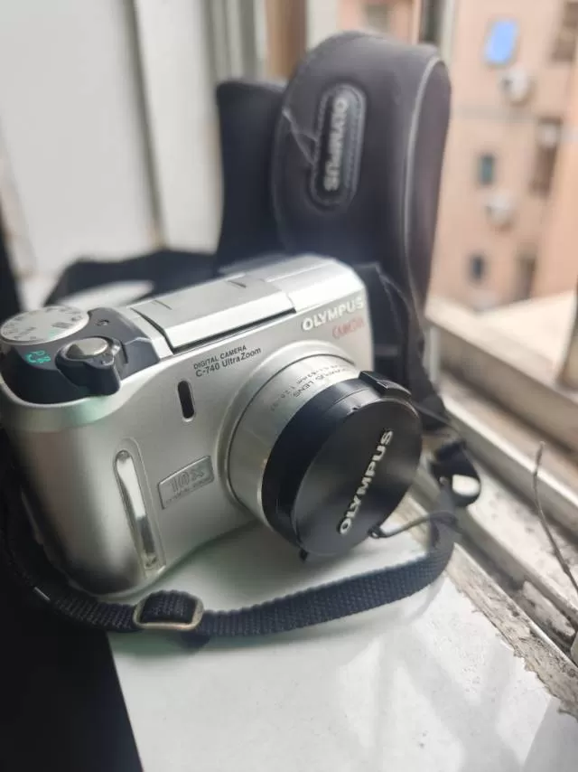 奥林巴斯C-740 Ultra Zoom数码相机，银色机身，10倍光学变焦，32…图片3