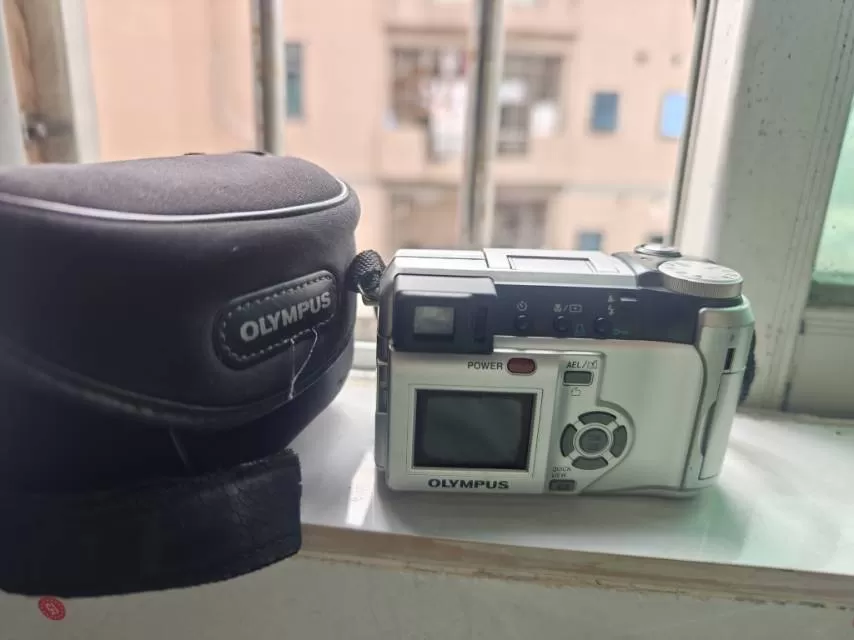 奥林巴斯C-740 Ultra Zoom数码相机，银色机身，10倍光学变焦，32…
