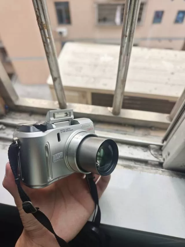 奥林巴斯C-740 Ultra Zoom数码相机，银色机身，10倍光学变焦，32…图片4