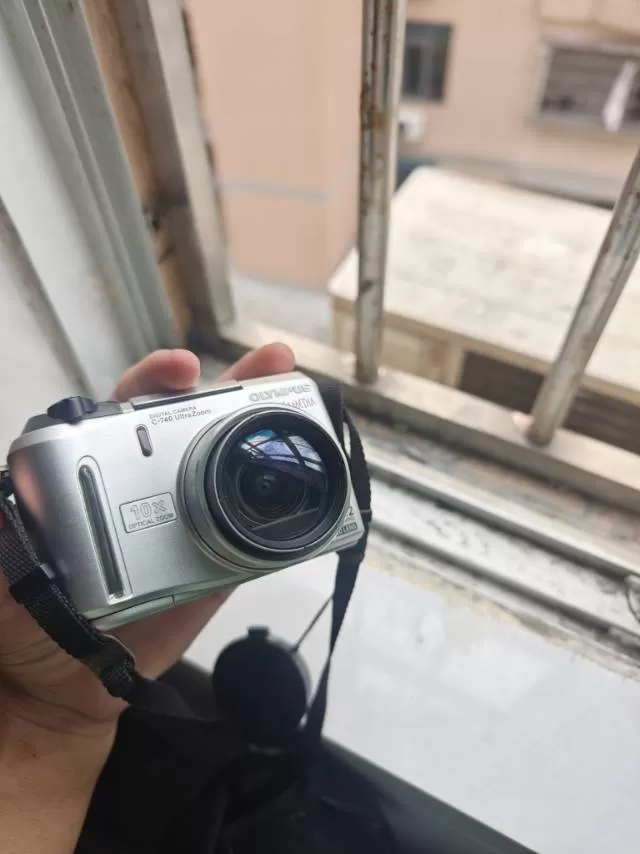 奥林巴斯C-740 Ultra Zoom数码相机，银色机身，10倍光学变焦，32…图片5