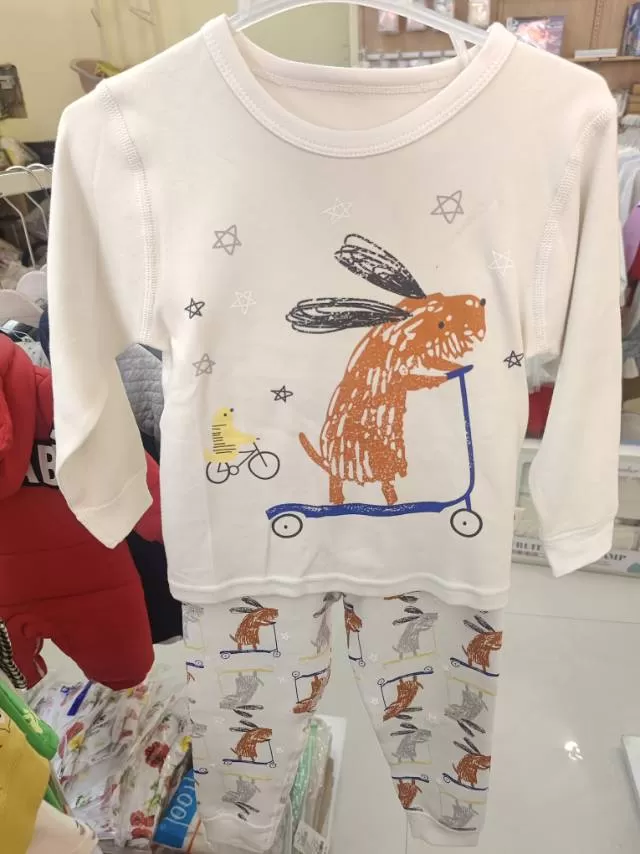 撤店清仓，婴幼儿秋衣套装100元3套，2套都有，纯棉A类。更多样式，具体私聊图片3