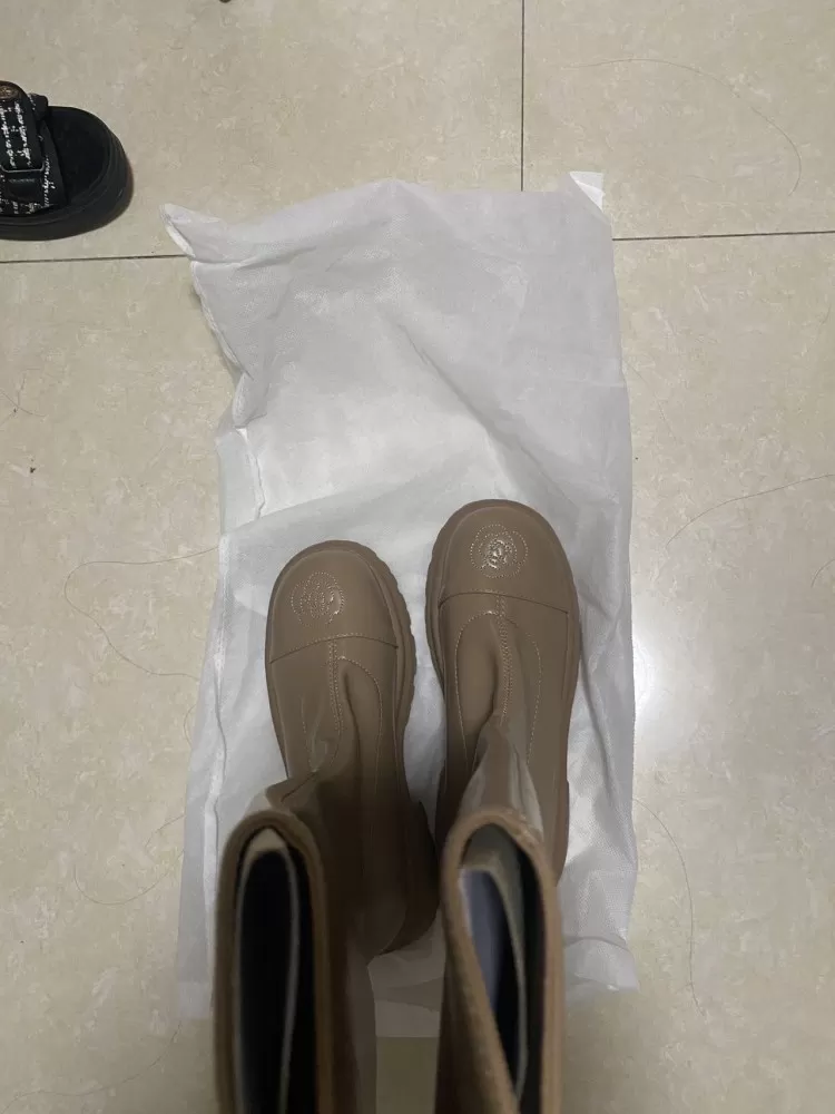 全部打包带走600出还赠送一个熨斗??鞋子都是新的37码，大衣仅试穿过，2件羽绒…