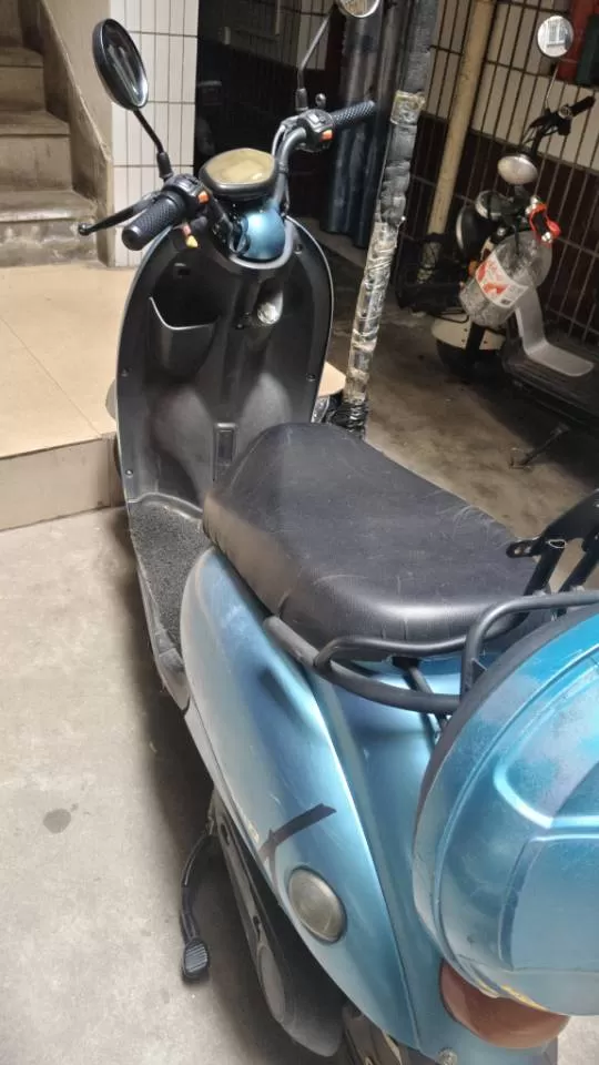 小刀电动车，蓝色款，60V原装电池，续航45km，有3C认证。车身有使用痕迹，座…图片2