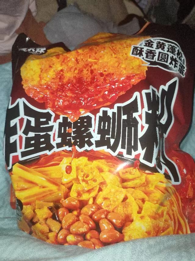 5元一包螺蛳粉，有炸蛋的。