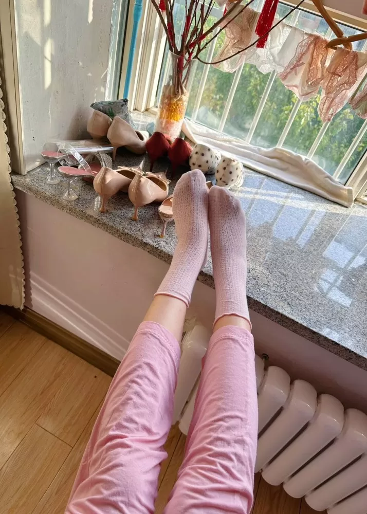 个人原闻闲置，居家拍摄，盗图必究，两双纯棉薄款袜子，花边设计，有明显穿着痕迹，介…图片5
